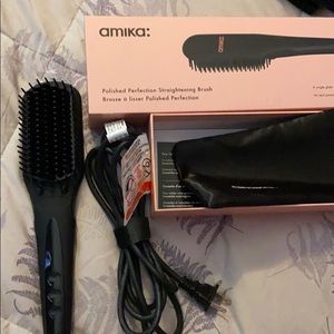 AMIKA: polished perfection straightening brush